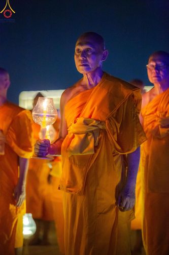 ภาพ No.137495:พิธีจุดวิสาขประทีป พิธีเวียนประทักษิณ ในวันวิสาขบูชา พุธที่ 22 พฤษภาคม พ.ศ. 2567 