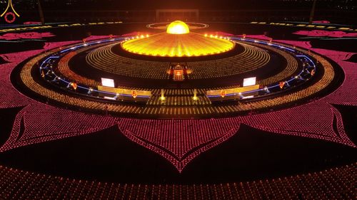 ภาพ No.137496:พิธีจุดวิสาขประทีป พิธีเวียนประทักษิณ ในวันวิสาขบูชา พุธที่ 22 พฤษภาคม พ.ศ. 2567 