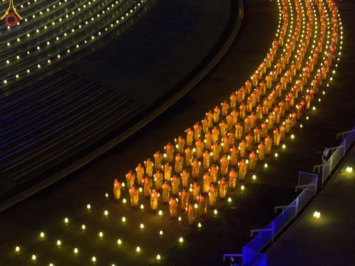 ภาพ No.137498:พิธีจุดวิสาขประทีป พิธีเวียนประทักษิณ ในวันวิสาขบูชา พุธที่ 22 พฤษภาคม พ.ศ. 2567 