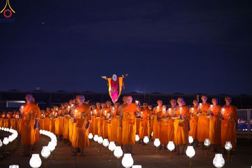 ภาพ No.137500:พิธีจุดวิสาขประทีป พิธีเวียนประทักษิณ ในวันวิสาขบูชา พุธที่ 22 พฤษภาคม พ.ศ. 2567 