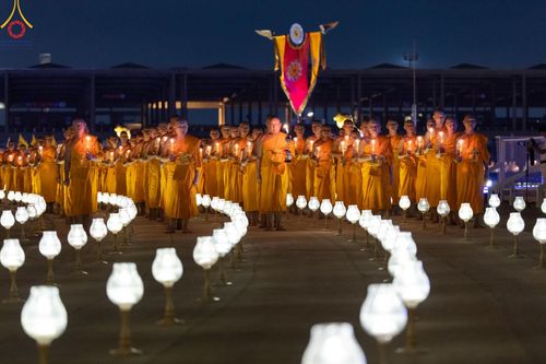 ภาพ No.137501:พิธีจุดวิสาขประทีป พิธีเวียนประทักษิณ ในวันวิสาขบูชา พุธที่ 22 พฤษภาคม พ.ศ. 2567 