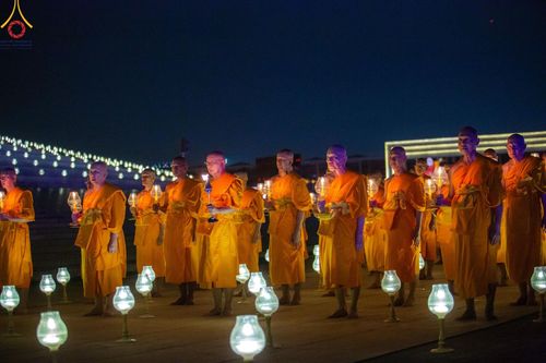 ภาพ No.137502:พิธีจุดวิสาขประทีป พิธีเวียนประทักษิณ ในวันวิสาขบูชา พุธที่ 22 พฤษภาคม พ.ศ. 2567 