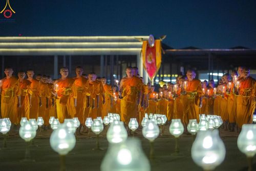 ภาพ No.137503:พิธีจุดวิสาขประทีป พิธีเวียนประทักษิณ ในวันวิสาขบูชา พุธที่ 22 พฤษภาคม พ.ศ. 2567 