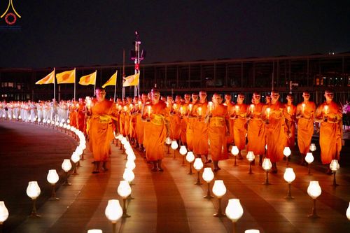 ภาพ No.137506:พิธีจุดวิสาขประทีป พิธีเวียนประทักษิณ ในวันวิสาขบูชา พุธที่ 22 พฤษภาคม พ.ศ. 2567 