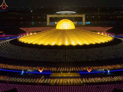 ภาพ No.137508:พิธีจุดวิสาขประทีป พิธีเวียนประทักษิณ ในวันวิสาขบูชา พุธที่ 22 พฤษภาคม พ.ศ. 2567 