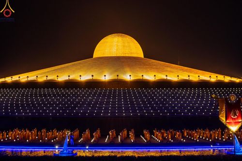 ภาพ No.137509:พิธีจุดวิสาขประทีป พิธีเวียนประทักษิณ ในวันวิสาขบูชา พุธที่ 22 พฤษภาคม พ.ศ. 2567 