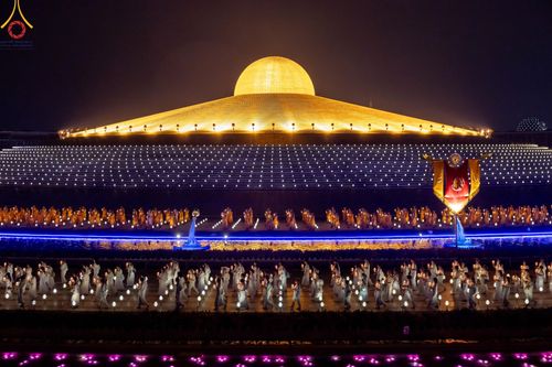 ภาพ No.137510:พิธีจุดวิสาขประทีป พิธีเวียนประทักษิณ ในวันวิสาขบูชา พุธที่ 22 พฤษภาคม พ.ศ. 2567 