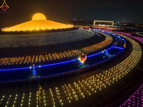 ภาพ No.137511:พิธีจุดวิสาขประทีป พิธีเวียนประทักษิณ ในวันวิสาขบูชา พุธที่ 22 พฤษภาคม พ.ศ. 2567 