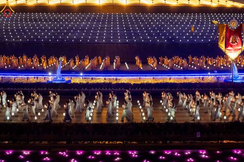 ภาพ No.137512:พิธีจุดวิสาขประทีป พิธีเวียนประทักษิณ ในวันวิสาขบูชา พุธที่ 22 พฤษภาคม พ.ศ. 2567 