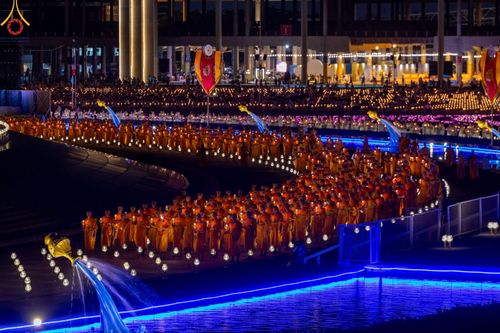 ภาพ No.137516:พิธีจุดวิสาขประทีป พิธีเวียนประทักษิณ ในวันวิสาขบูชา พุธที่ 22 พฤษภาคม พ.ศ. 2567 