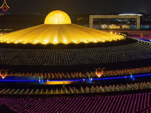 ภาพ No.137517:พิธีจุดวิสาขประทีป พิธีเวียนประทักษิณ ในวันวิสาขบูชา พุธที่ 22 พฤษภาคม พ.ศ. 2567 