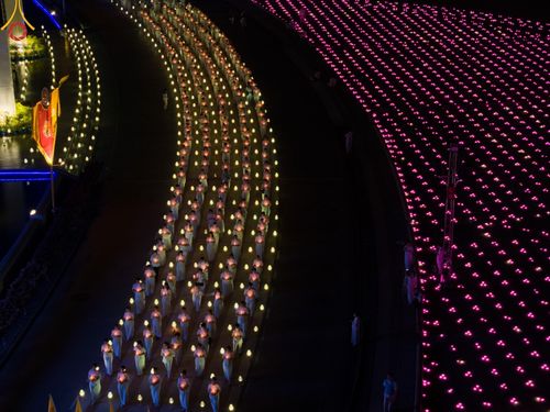 ภาพ No.137526:พิธีจุดวิสาขประทีป พิธีเวียนประทักษิณ ในวันวิสาขบูชา พุธที่ 22 พฤษภาคม พ.ศ. 2567 