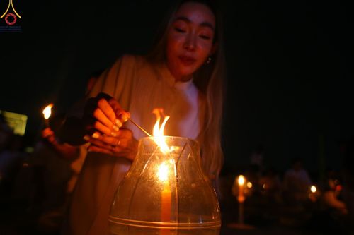 ภาพ No.137525:พิธีจุดวิสาขประทีป พิธีเวียนประทักษิณ ในวันวิสาขบูชา พุธที่ 22 พฤษภาคม พ.ศ. 2567 