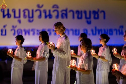ภาพ No.137529:พิธีจุดวิสาขประทีป พิธีเวียนประทักษิณ ในวันวิสาขบูชา พุธที่ 22 พฤษภาคม พ.ศ. 2567 