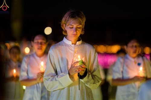 ภาพ No.137531:พิธีจุดวิสาขประทีป พิธีเวียนประทักษิณ ในวันวิสาขบูชา พุธที่ 22 พฤษภาคม พ.ศ. 2567 