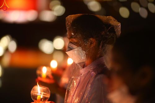 ภาพ No.137533:พิธีจุดวิสาขประทีป พิธีเวียนประทักษิณ ในวันวิสาขบูชา พุธที่ 22 พฤษภาคม พ.ศ. 2567 