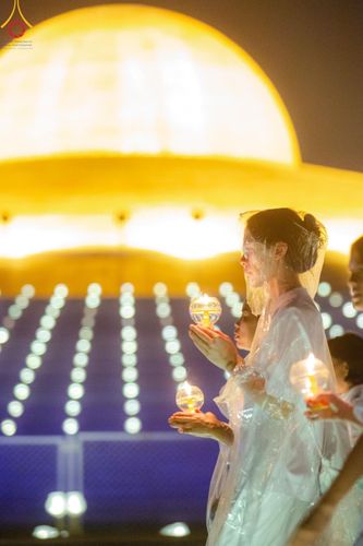 ภาพ No.137538:พิธีจุดวิสาขประทีป พิธีเวียนประทักษิณ ในวันวิสาขบูชา พุธที่ 22 พฤษภาคม พ.ศ. 2567 