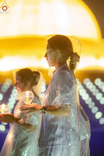 ภาพ No.137540:พิธีจุดวิสาขประทีป พิธีเวียนประทักษิณ ในวันวิสาขบูชา พุธที่ 22 พฤษภาคม พ.ศ. 2567 