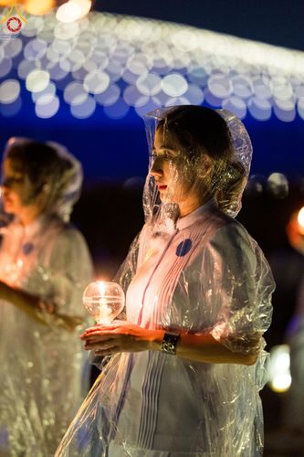 ภาพ No.137546:พิธีจุดวิสาขประทีป พิธีเวียนประทักษิณ ในวันวิสาขบูชา พุธที่ 22 พฤษภาคม พ.ศ. 2567 