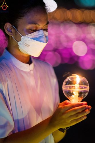 ภาพ No.137547:พิธีจุดวิสาขประทีป พิธีเวียนประทักษิณ ในวันวิสาขบูชา พุธที่ 22 พฤษภาคม พ.ศ. 2567 