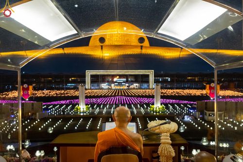 ภาพ No.137553:พิธีจุดวิสาขประทีป พิธีเวียนประทักษิณ ในวันวิสาขบูชา พุธที่ 22 พฤษภาคม พ.ศ. 2567 