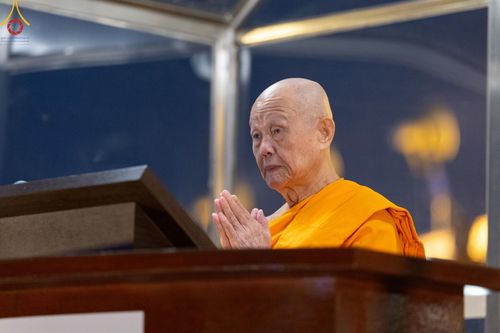 ภาพ No.137554:พิธีจุดวิสาขประทีป พิธีเวียนประทักษิณ ในวันวิสาขบูชา พุธที่ 22 พฤษภาคม พ.ศ. 2567 