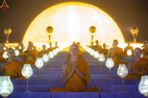 ภาพ No.137555:พิธีจุดวิสาขประทีป พิธีเวียนประทักษิณ ในวันวิสาขบูชา พุธที่ 22 พฤษภาคม พ.ศ. 2567 