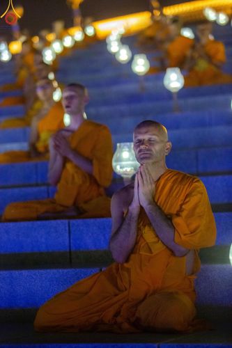 ภาพ No.137556:พิธีจุดวิสาขประทีป พิธีเวียนประทักษิณ ในวันวิสาขบูชา พุธที่ 22 พฤษภาคม พ.ศ. 2567 