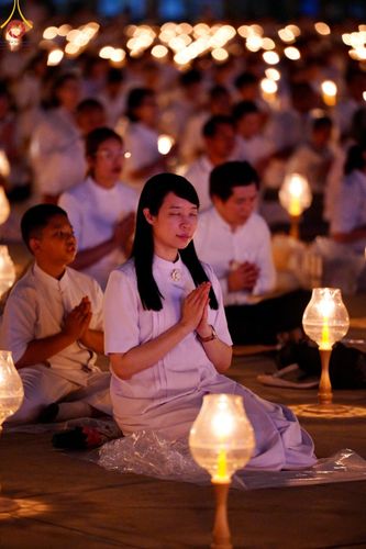 ภาพ No.137565:พิธีจุดวิสาขประทีป พิธีเวียนประทักษิณ ในวันวิสาขบูชา พุธที่ 22 พฤษภาคม พ.ศ. 2567 