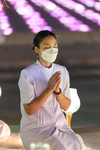 ภาพ No.137567:พิธีจุดวิสาขประทีป พิธีเวียนประทักษิณ ในวันวิสาขบูชา พุธที่ 22 พฤษภาคม พ.ศ. 2567 