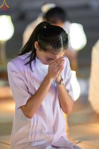 ภาพ No.137570:พิธีจุดวิสาขประทีป พิธีเวียนประทักษิณ ในวันวิสาขบูชา พุธที่ 22 พฤษภาคม พ.ศ. 2567 