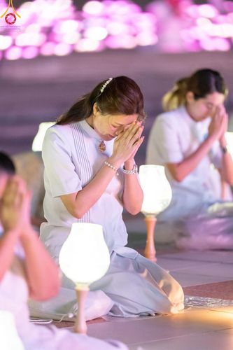 ภาพ No.137569:พิธีจุดวิสาขประทีป พิธีเวียนประทักษิณ ในวันวิสาขบูชา พุธที่ 22 พฤษภาคม พ.ศ. 2567 