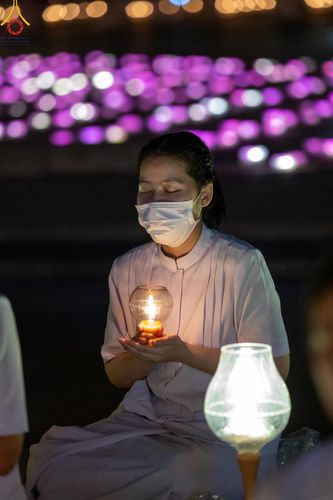 ภาพ No.137572:พิธีจุดวิสาขประทีป พิธีเวียนประทักษิณ ในวันวิสาขบูชา พุธที่ 22 พฤษภาคม พ.ศ. 2567 