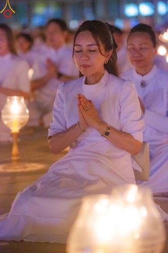 ภาพ No.137573:พิธีจุดวิสาขประทีป พิธีเวียนประทักษิณ ในวันวิสาขบูชา พุธที่ 22 พฤษภาคม พ.ศ. 2567 