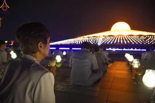 ภาพ No.137576:พิธีจุดวิสาขประทีป พิธีเวียนประทักษิณ ในวันวิสาขบูชา พุธที่ 22 พฤษภาคม พ.ศ. 2567 