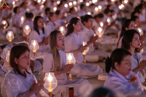 ภาพ No.137580:พิธีจุดวิสาขประทีป พิธีเวียนประทักษิณ ในวันวิสาขบูชา พุธที่ 22 พฤษภาคม พ.ศ. 2567 