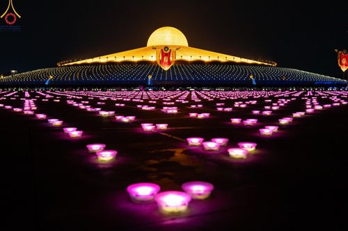 ภาพ No.137587:พิธีจุดวิสาขประทีป พิธีเวียนประทักษิณ ในวันวิสาขบูชา พุธที่ 22 พฤษภาคม พ.ศ. 2567 