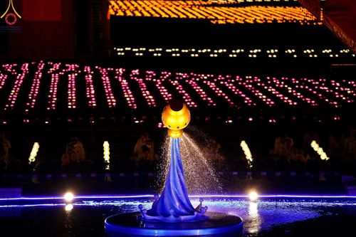 ภาพ No.137592:พิธีจุดวิสาขประทีป พิธีเวียนประทักษิณ ในวันวิสาขบูชา พุธที่ 22 พฤษภาคม พ.ศ. 2567 