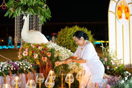 ภาพ No.137593:พิธีจุดวิสาขประทีป พิธีเวียนประทักษิณ ในวันวิสาขบูชา พุธที่ 22 พฤษภาคม พ.ศ. 2567 