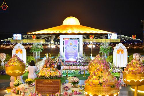 ภาพ No.137595:พิธีจุดวิสาขประทีป พิธีเวียนประทักษิณ ในวันวิสาขบูชา พุธที่ 22 พฤษภาคม พ.ศ. 2567 