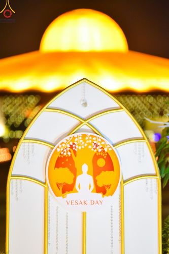 ภาพ No.137598:พิธีจุดวิสาขประทีป พิธีเวียนประทักษิณ ในวันวิสาขบูชา พุธที่ 22 พฤษภาคม พ.ศ. 2567 