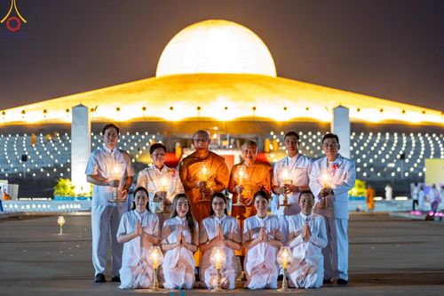 ภาพ No.137602:พิธีจุดวิสาขประทีป พิธีเวียนประทักษิณ ในวันวิสาขบูชา พุธที่ 22 พฤษภาคม พ.ศ. 2567 