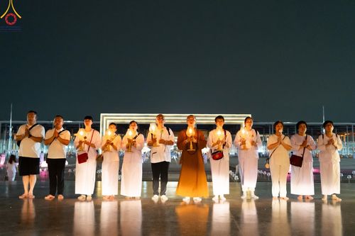 ภาพ No.137603:พิธีจุดวิสาขประทีป พิธีเวียนประทักษิณ ในวันวิสาขบูชา พุธที่ 22 พฤษภาคม พ.ศ. 2567 