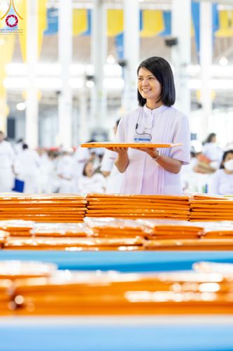 ภาพ No.86386:วันธรรมชัย ปีที่ 55 พิธีทอดผ้าป่ากฐินสมทบครั้งที่1, พิธีเจริญพุทธมนต์ ลูกนิมิตมหาสมบัติฯ พิธีจุดประทีป,พิธีฉลองชัยสวดมนต์บทธัมมจักกัปปวัตนสูตร วันอาทิตย์ที่ 27 สิงหาคม พ.ศ.2566 ณ สภาธรรมกายสากล / มหารัตนวิหารคด วัดพระธรรมกาย