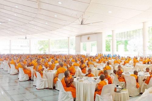 ภาพ No.143331:พิธีถวายภัตตาหารเพื่อเป็นกำลังแห่งการเข้าถึงธรรม ของพระภิกษุสามเณร วัดพระธรรมกาย วันเสาร์ที่ 6 กรกฏาคม พ.ศ. 2567 ณ หอฉันคุณยายอาจารย์ วัดพระธรรมกาย จ.ปทุมธานี