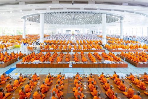 ภาพ No.143339:พิธีถวายภัตตาหารเพื่อเป็นกำลังแห่งการเข้าถึงธรรม ของพระภิกษุสามเณร วัดพระธรรมกาย วันเสาร์ที่ 6 กรกฏาคม พ.ศ. 2567 ณ หอฉันคุณยายอาจารย์ วัดพระธรรมกาย จ.ปทุมธานี