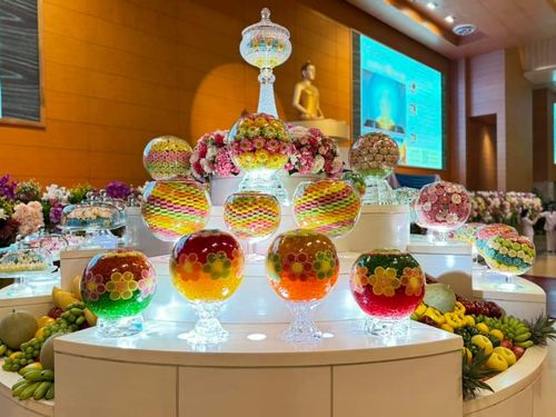 ภาพ No.143557:พิธีตักบาตร ข้าวสารอาหารแห้ง ณ บ้านแก้วเรือนทองคุณยายฯ และ พิธีบูชาข้าวพระ  ณ สภาธรรมกายสากล วัดพระธรรมกาย วันอาทิตย์ที่ 7 กรกฎาคม พ.ศ. 2567