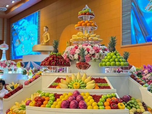 ภาพ No.143561:พิธีตักบาตร ข้าวสารอาหารแห้ง ณ บ้านแก้วเรือนทองคุณยายฯ และ พิธีบูชาข้าวพระ  ณ สภาธรรมกายสากล วัดพระธรรมกาย วันอาทิตย์ที่ 7 กรกฎาคม พ.ศ. 2567