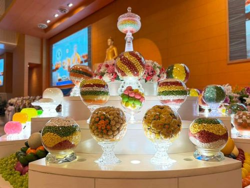 ภาพ No.143562:พิธีตักบาตร ข้าวสารอาหารแห้ง ณ บ้านแก้วเรือนทองคุณยายฯ และ พิธีบูชาข้าวพระ  ณ สภาธรรมกายสากล วัดพระธรรมกาย วันอาทิตย์ที่ 7 กรกฎาคม พ.ศ. 2567