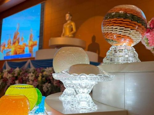 ภาพ No.143565:พิธีตักบาตร ข้าวสารอาหารแห้ง ณ บ้านแก้วเรือนทองคุณยายฯ และ พิธีบูชาข้าวพระ  ณ สภาธรรมกายสากล วัดพระธรรมกาย วันอาทิตย์ที่ 7 กรกฎาคม พ.ศ. 2567